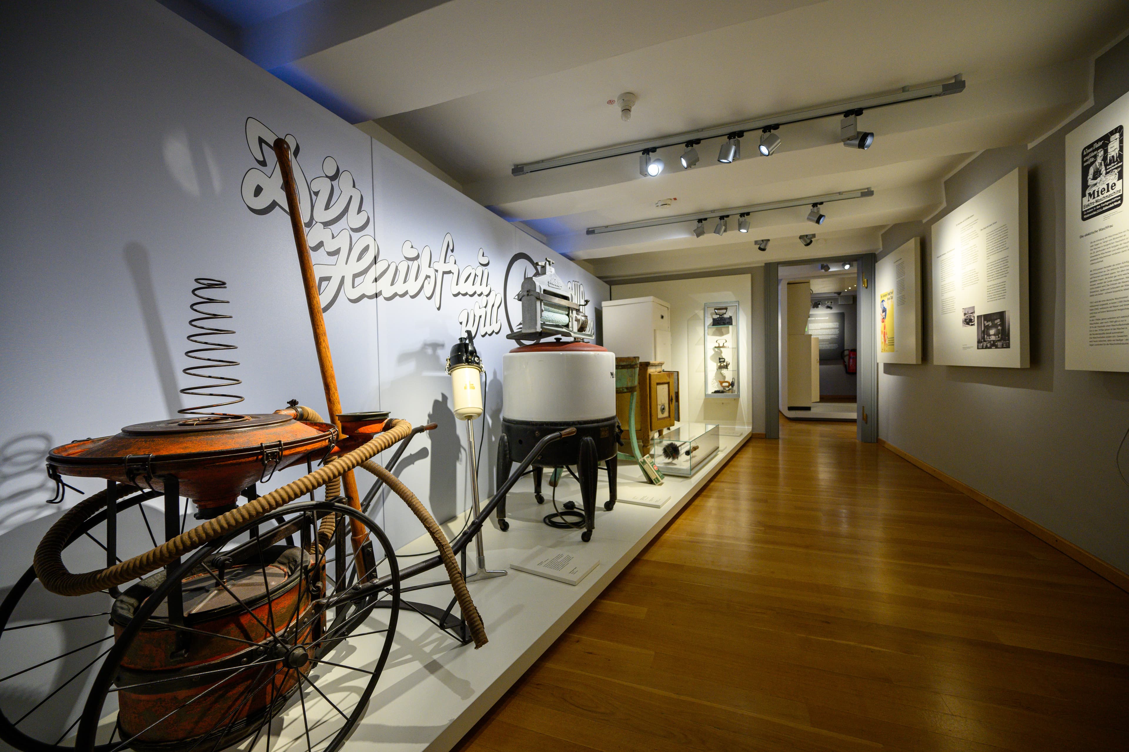 Historische Haushaltsgeräte in einem Ausstellungsraum des Bomann-Museums in Celle.
