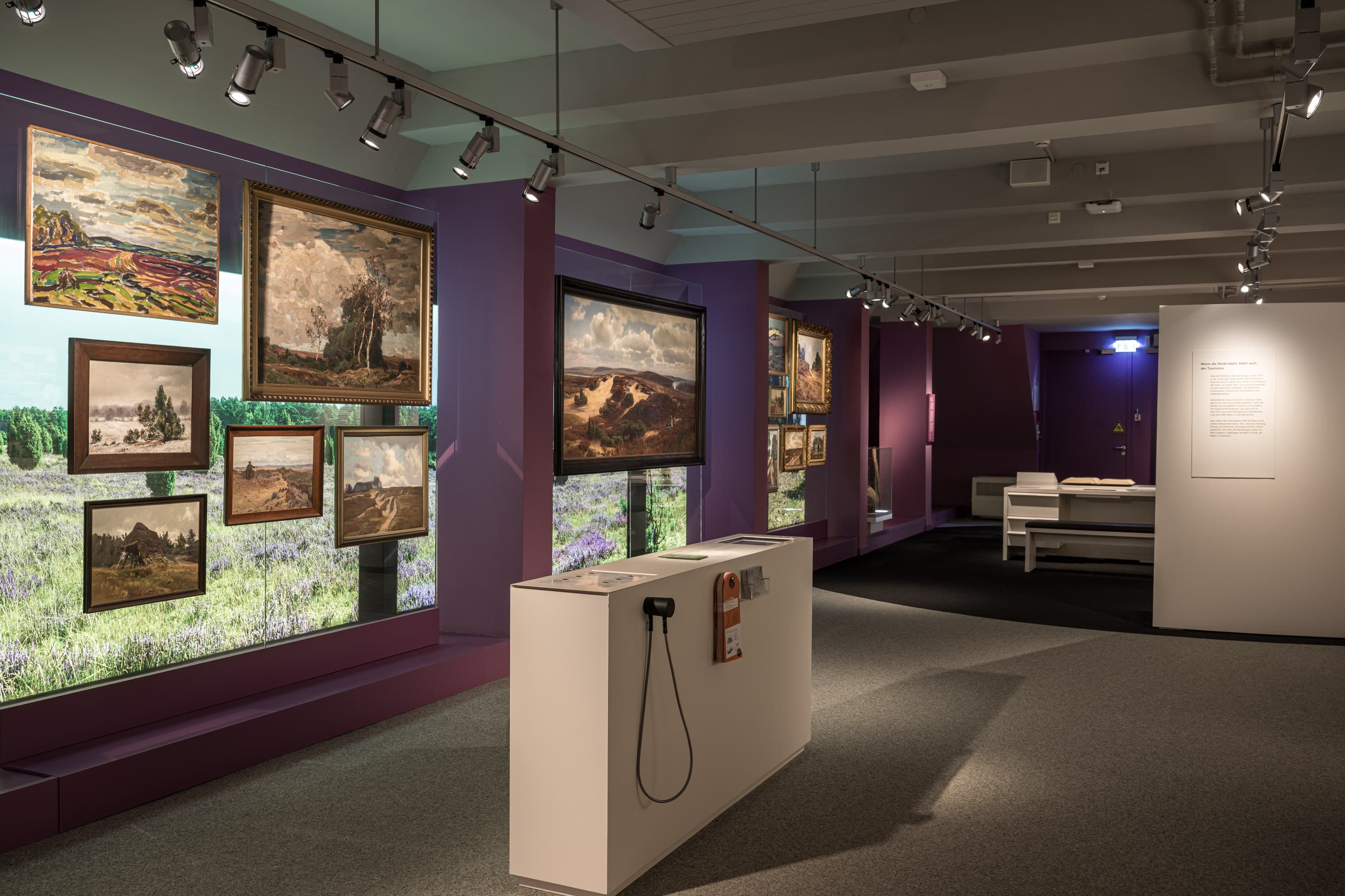 Ausstellungsansicht im Bomann-Museum Celle mit Landschaftsgemälden der Lüneburger Heide.