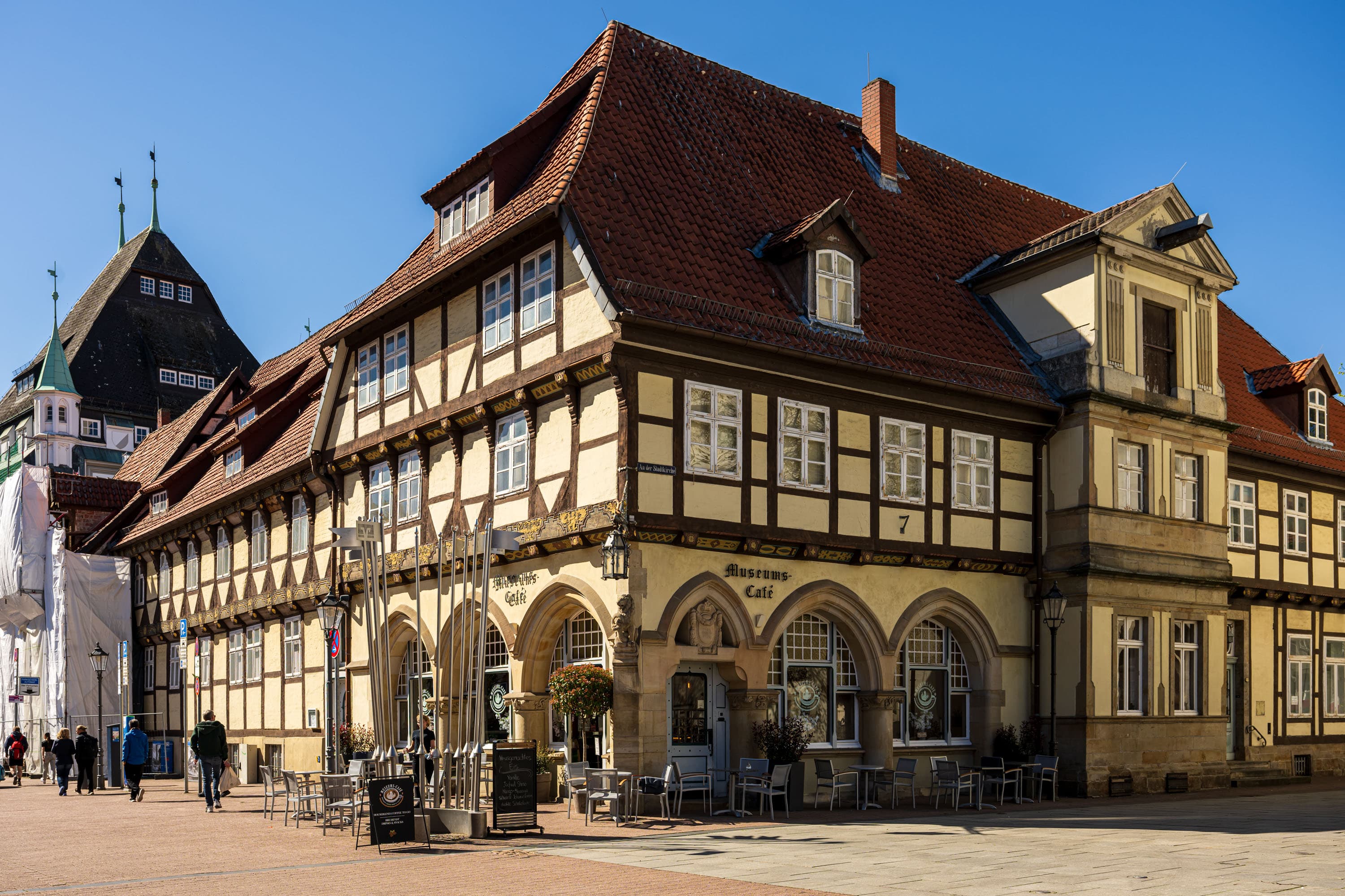 Fassade des Bomann-Museums in Celle mit Museumscafé und Außensitzplätzen bei Sonnenschein.