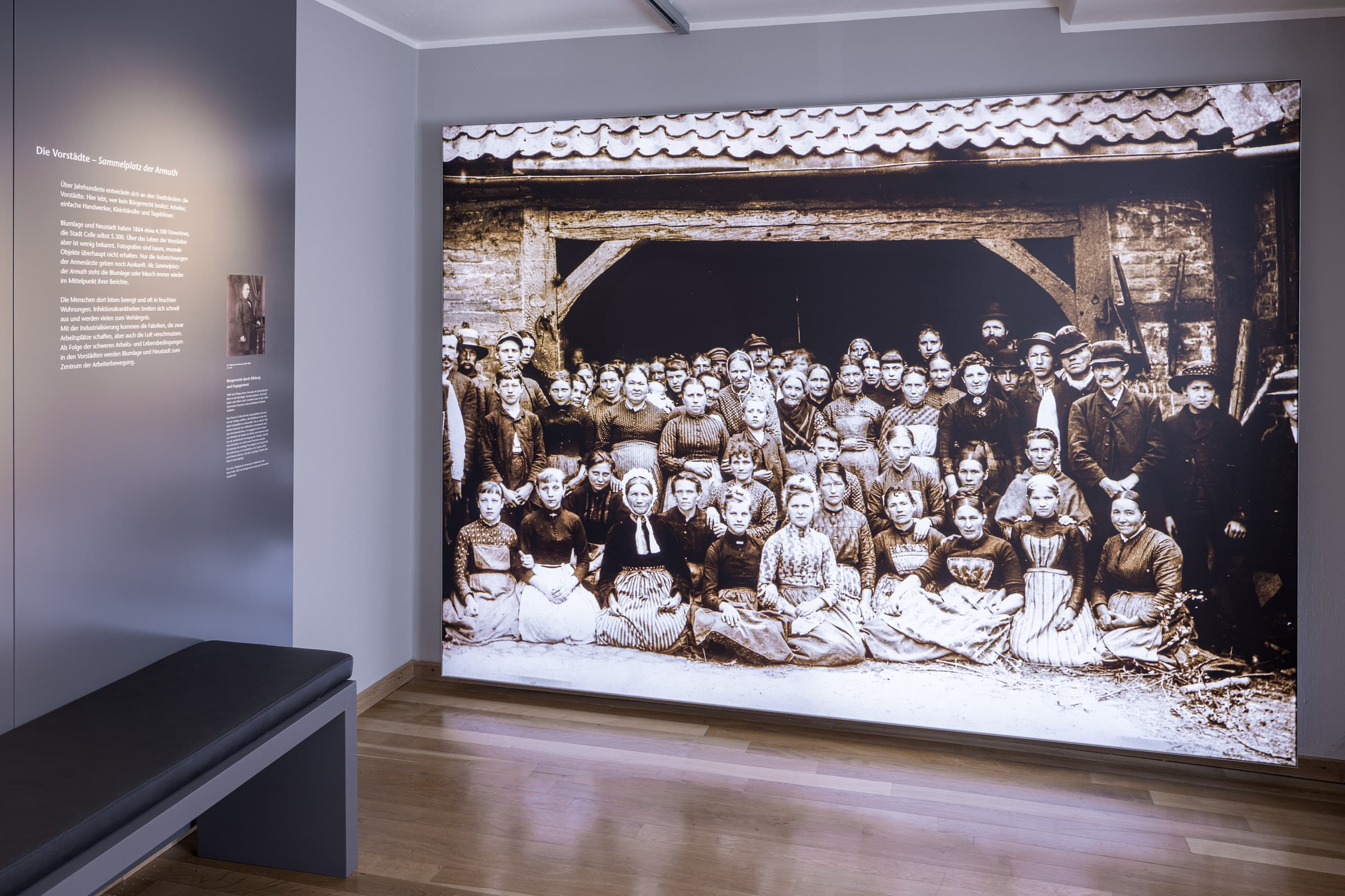 Ausstellung zur Zeitgeschichte im Bomann-Museum Celle mit einer historischen Gruppenfotografie.