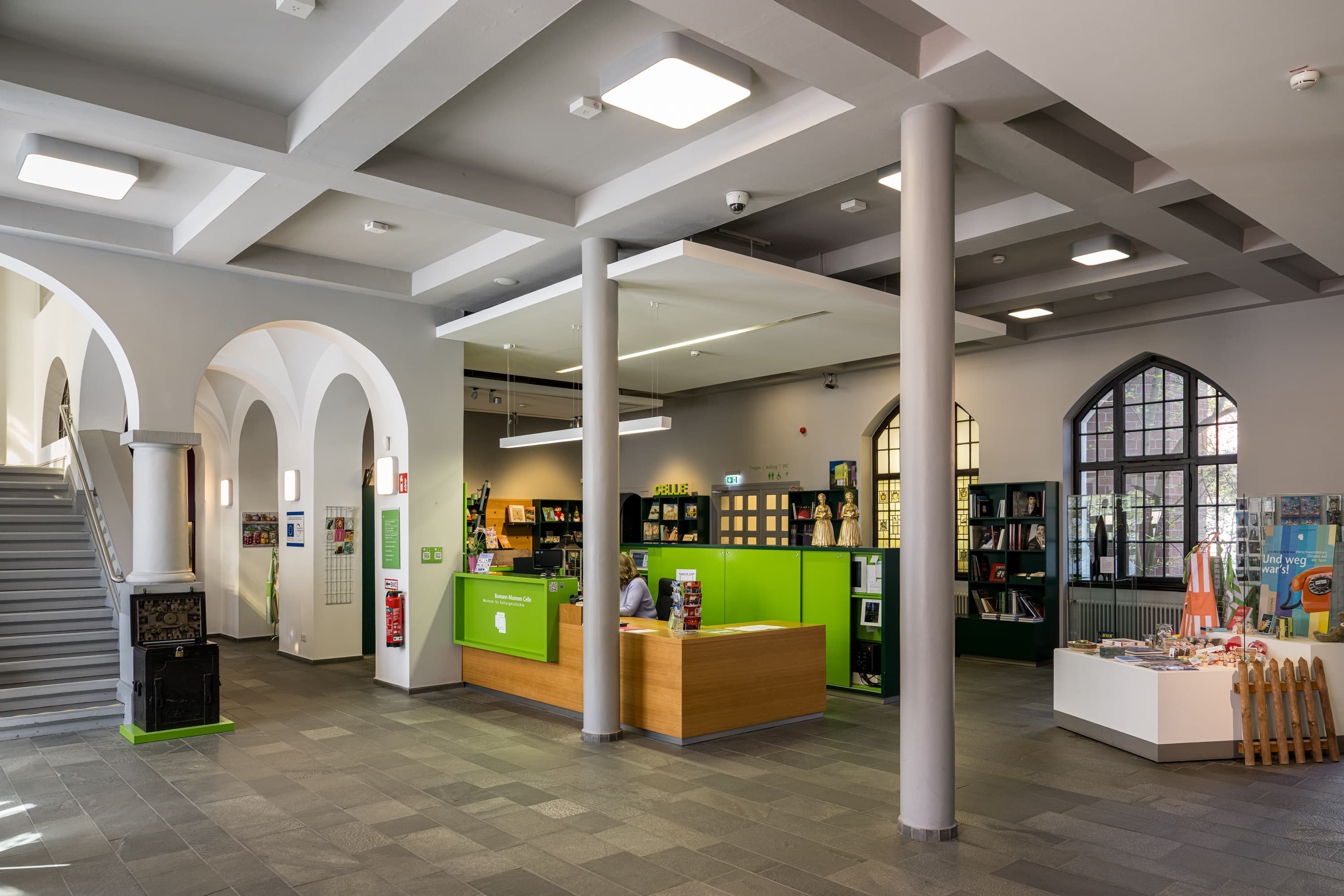 Der helle Eingangsbereich des Bomann-Museums Celle mit modernem Empfangstresen und Museumsshop.
