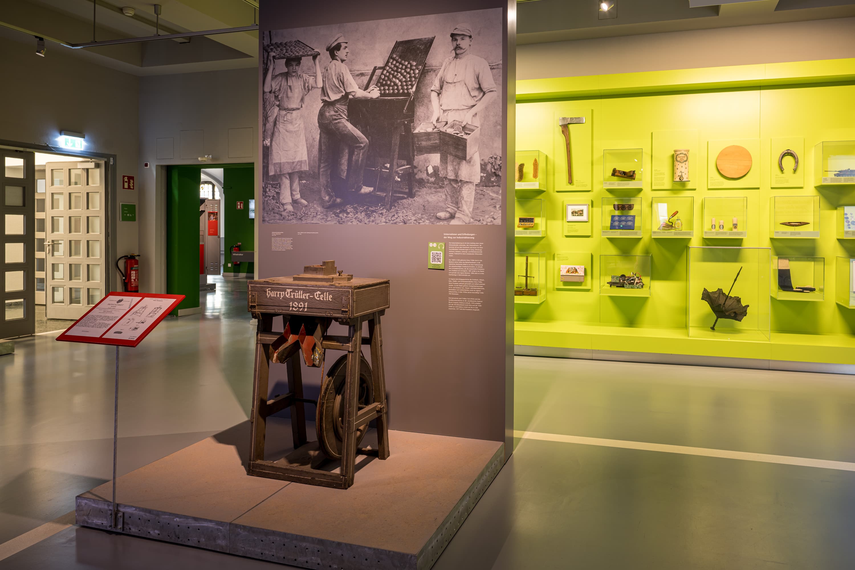 Ausstellungsraum zur Industrialisierung im Bomann-Museum Celle. Vorne eine Maschine von 1891.