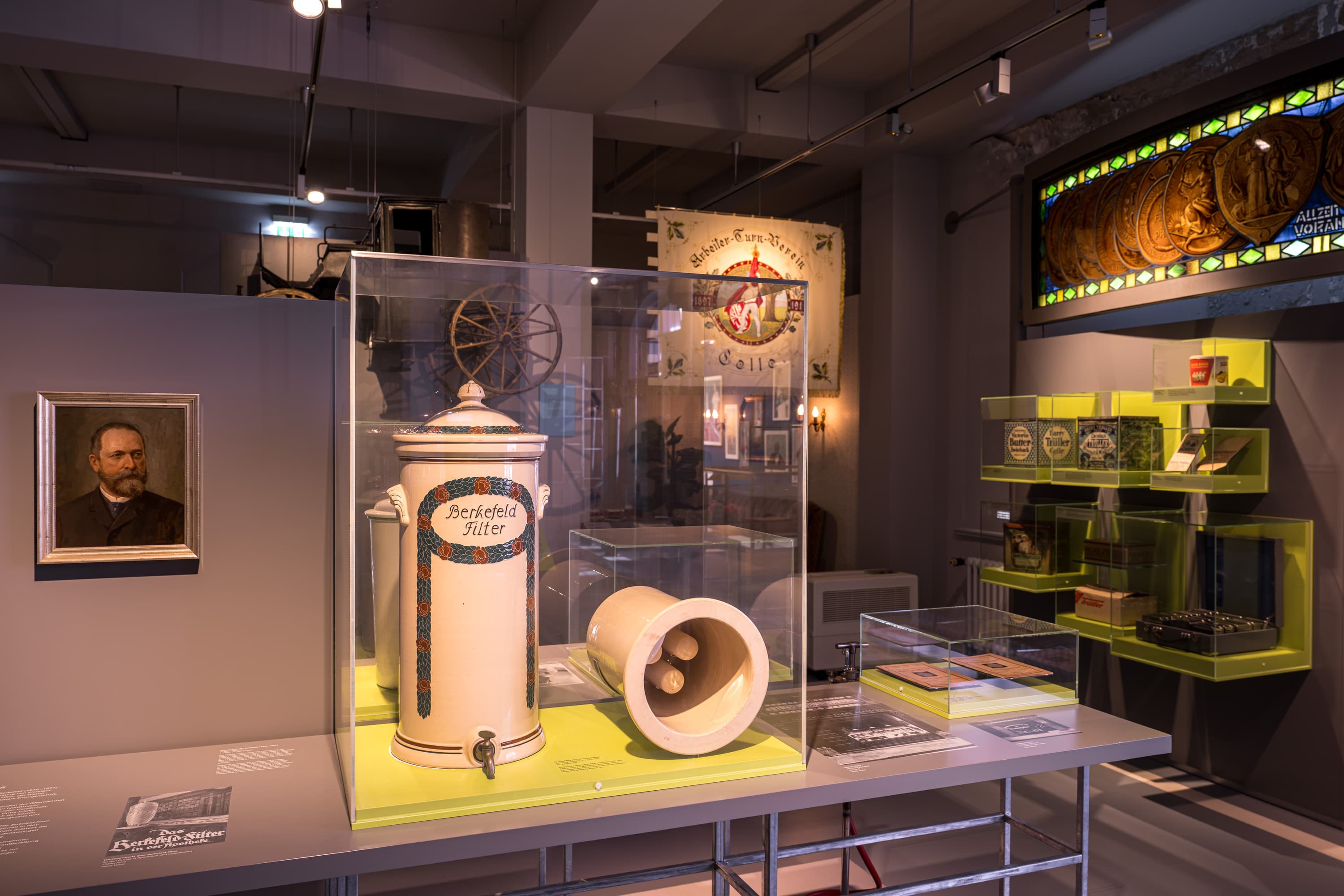 Ausstellung im Bomann-Museum Celle: Ein historischer Berkefeld-Wasserfilter in einer Glasvitrine.