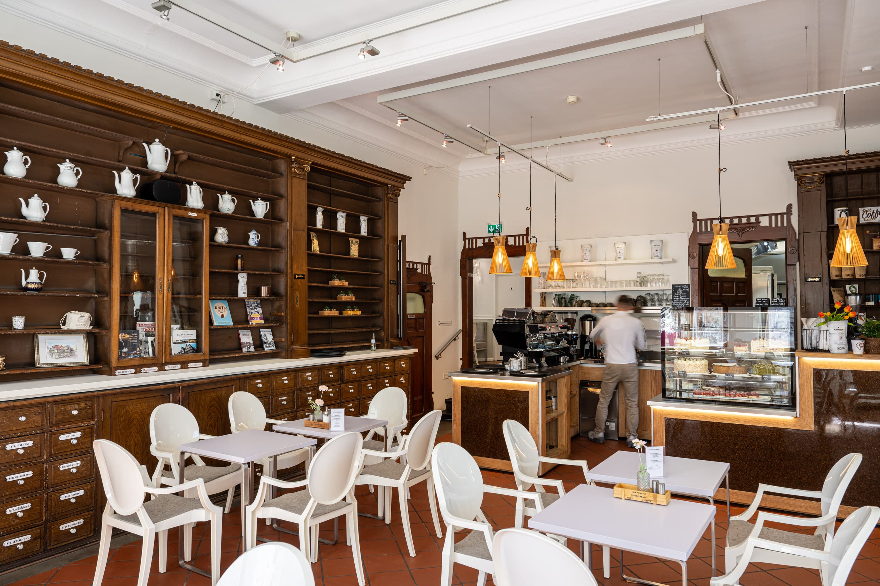 Innenansicht des Museumscafés mit historischer Apothekereinrichtung und modernen Sitzmöbeln.