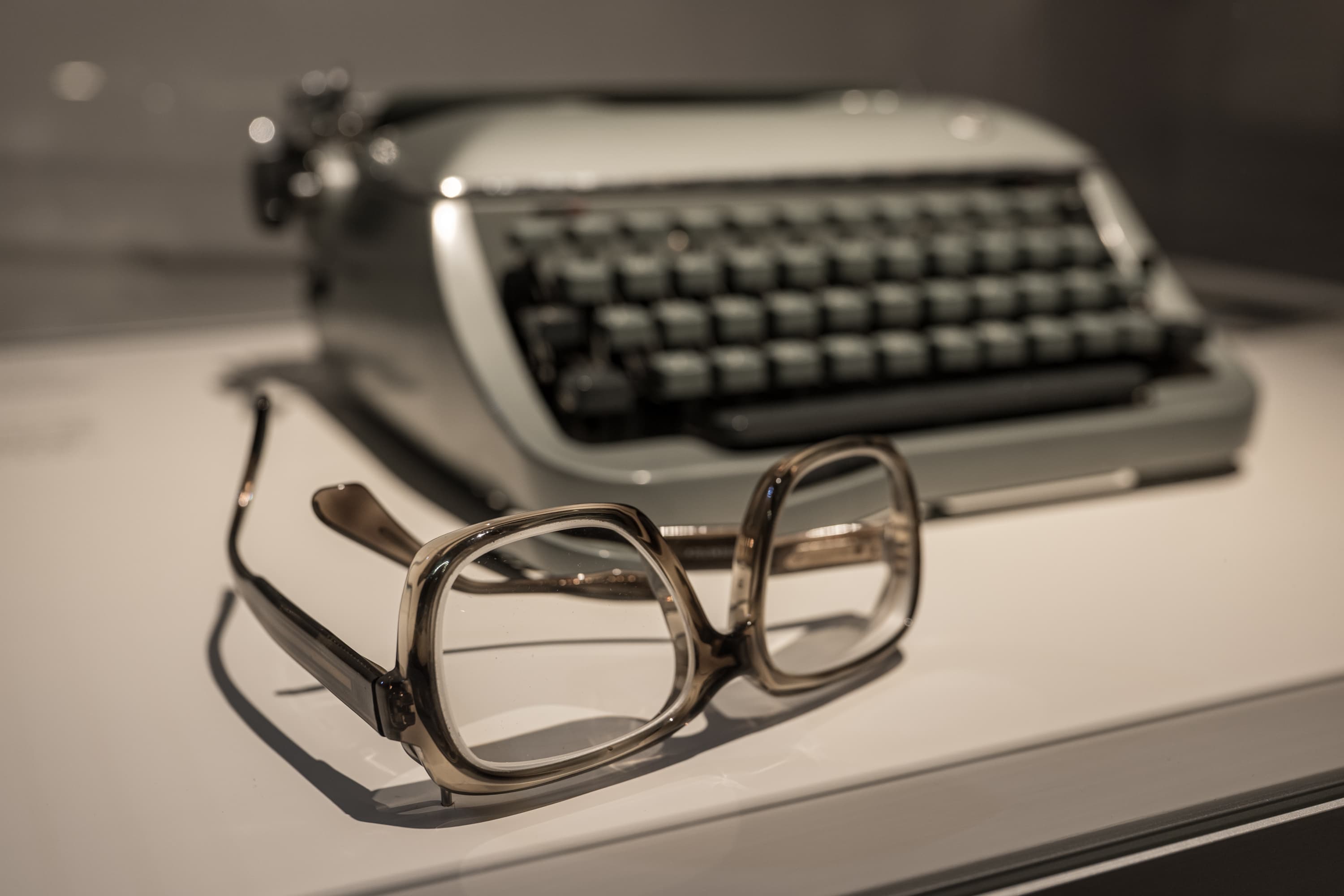 Die Brille und Schreibmaschine des Schriftstellers Arno Schmidt in der Ausstellung im Bomann-Museum.
