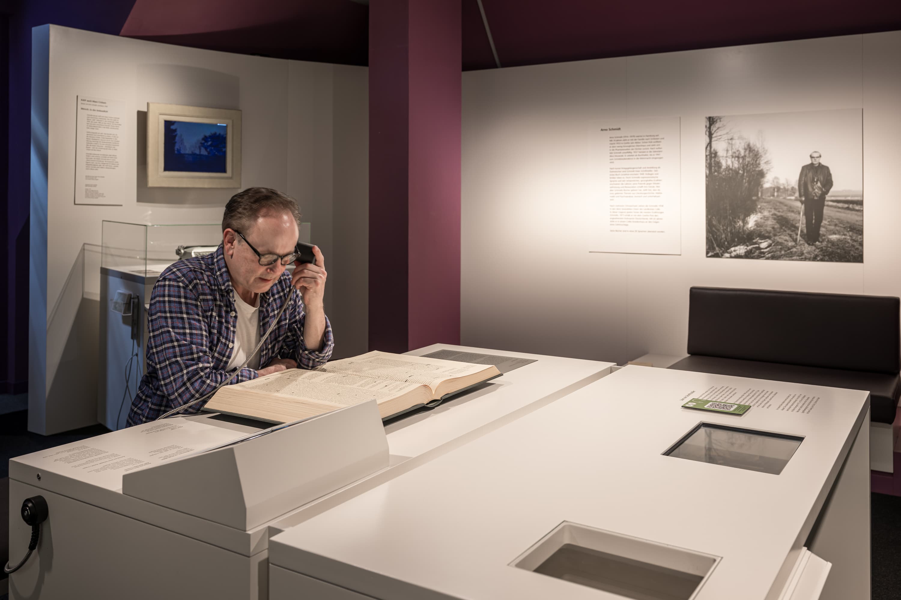 Ein Mann vertieft sich in der Arno-Schmidt-Ausstellung im Bomann-Museum in "Zettels Traum".