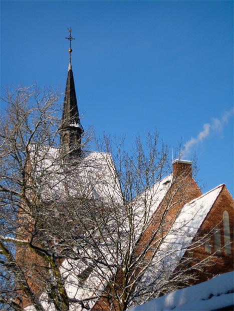 Kirchturm der St. Antonius-Kirche im Winter