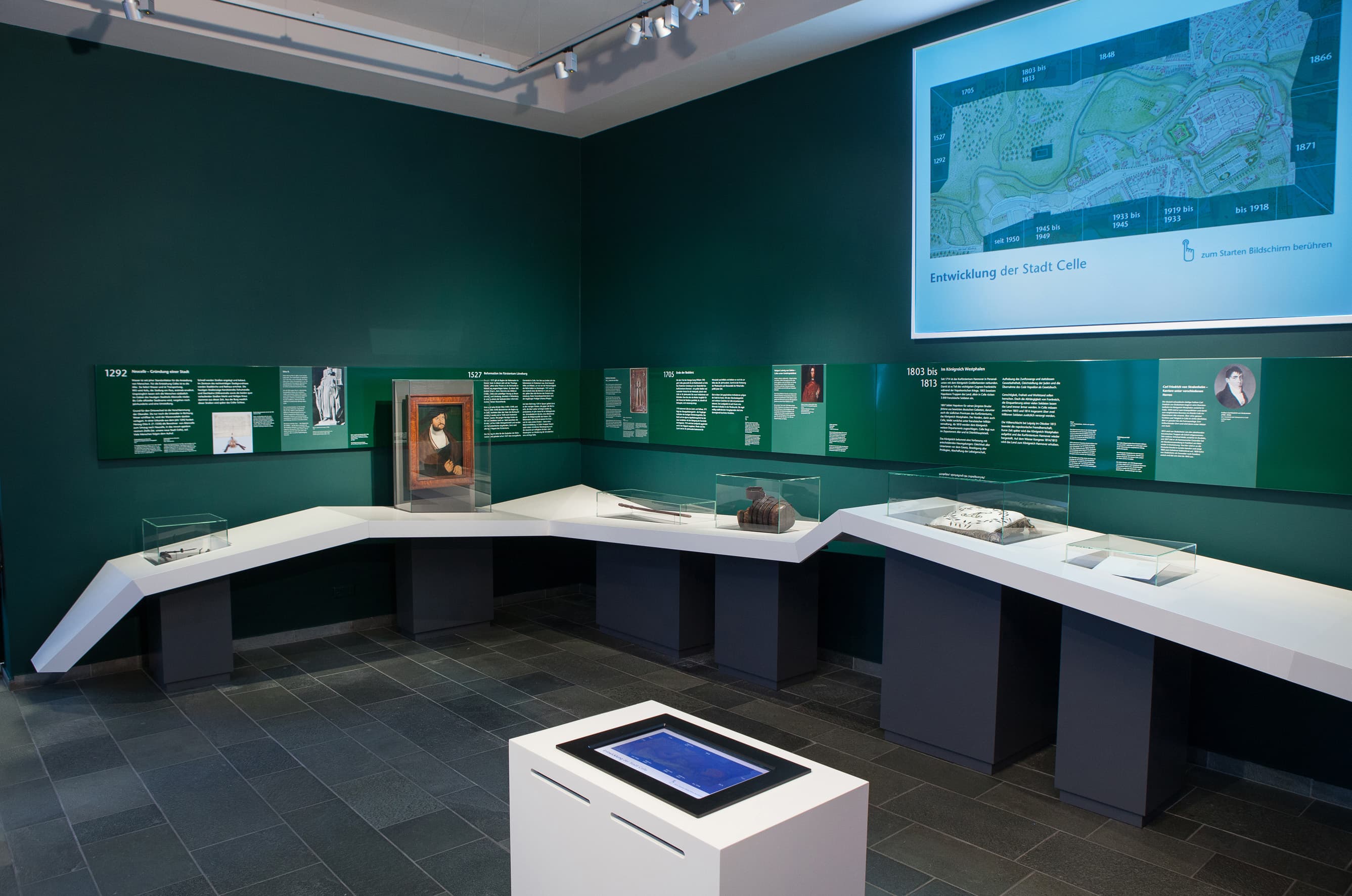 Ausstellung zur Stadtgeschichte Celles im Bomann-Museum mit Zeittafel, Exponaten und Vitrinen.