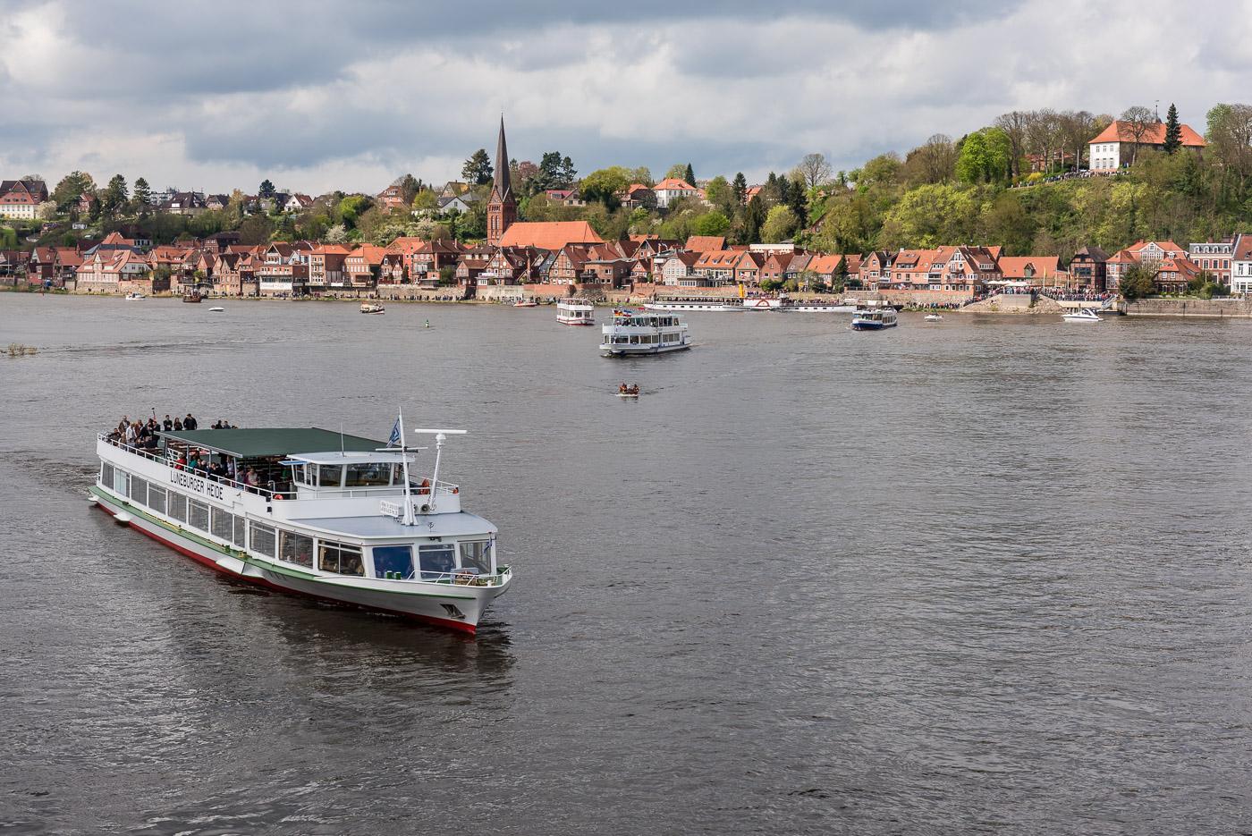 Am Kurs-Elbe-Tag gibt sich die "Lüneburger Heide" die Ehre vor Lauenburgs Altstadt