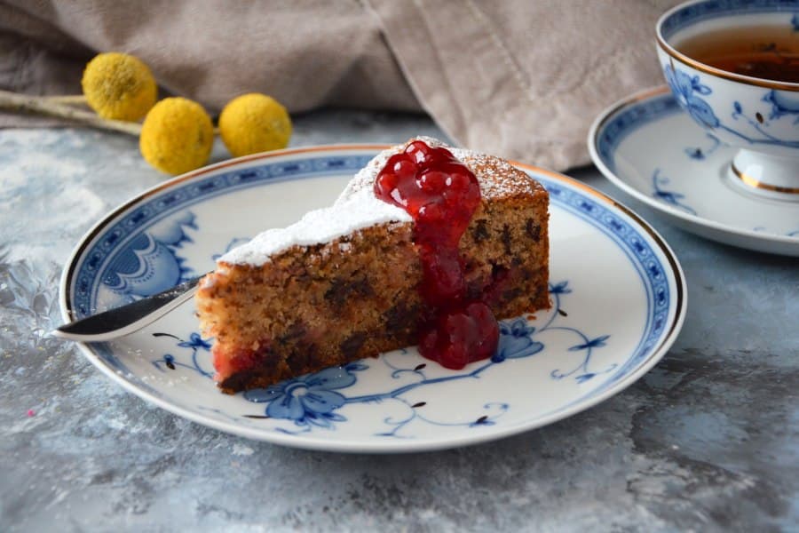 Buchweizen-Kuchen mit Preiselbeeren und Schokolade