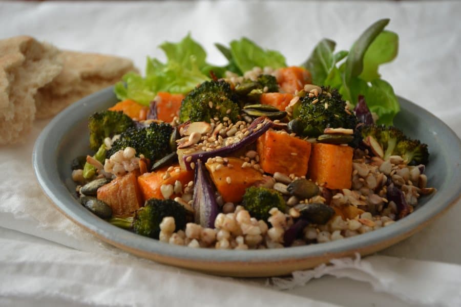 Salat aus gekochtem Buchweizen aus der Lüneburger Heide mit ofengerösteten Süßkartoffeln und Brokkoli