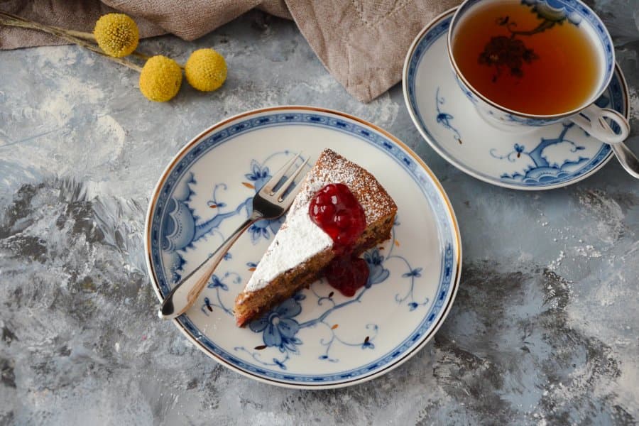 Buchweizen-Kuchen mit Preiselbeeren und Schokolade