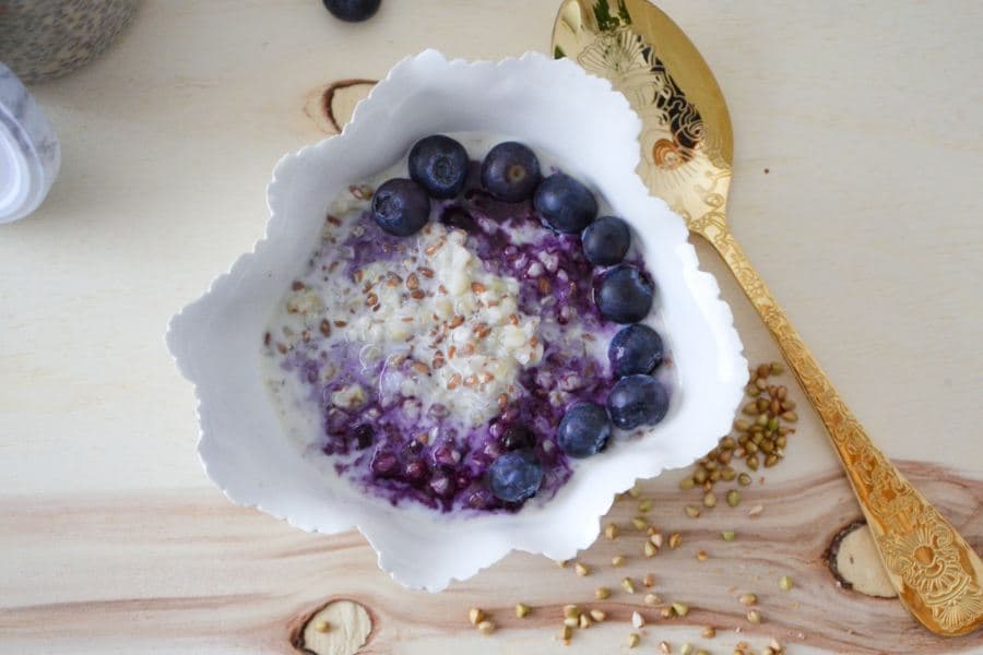 Gesund frühstücken mit Buchweizen-Porridge und Heidelbeeren / Lüneburger Heide