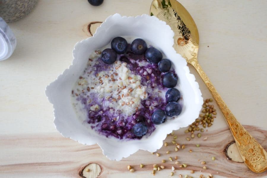 Buchweizen-Porridge mit Heidelbeeren