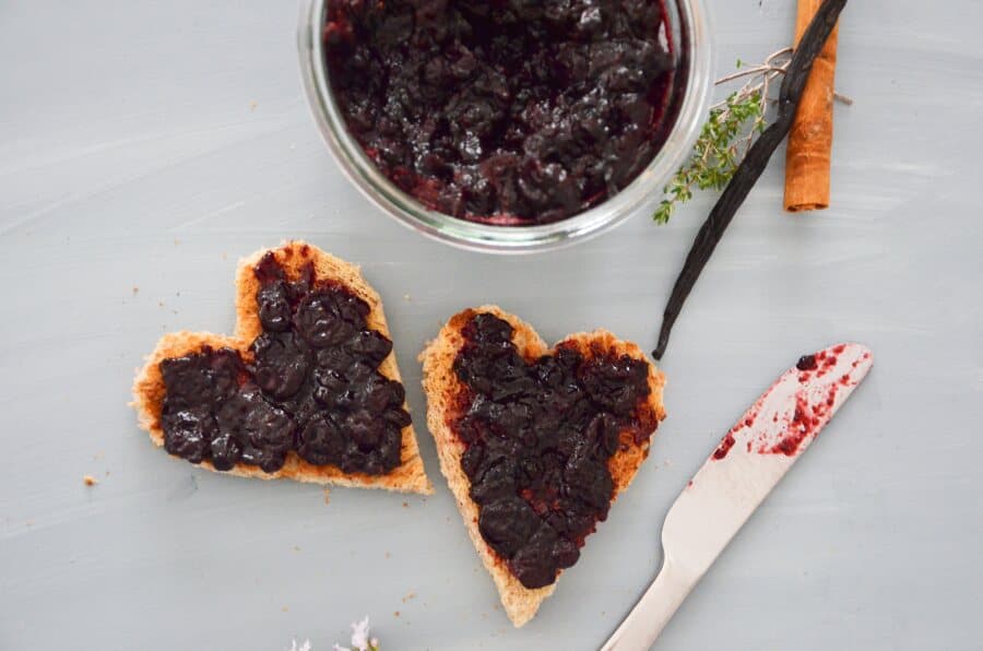 Das Rezept für die Heidelbeer-Konfitüre mit Thymian, Zimt oder Vanille / Lüneburger Heide
