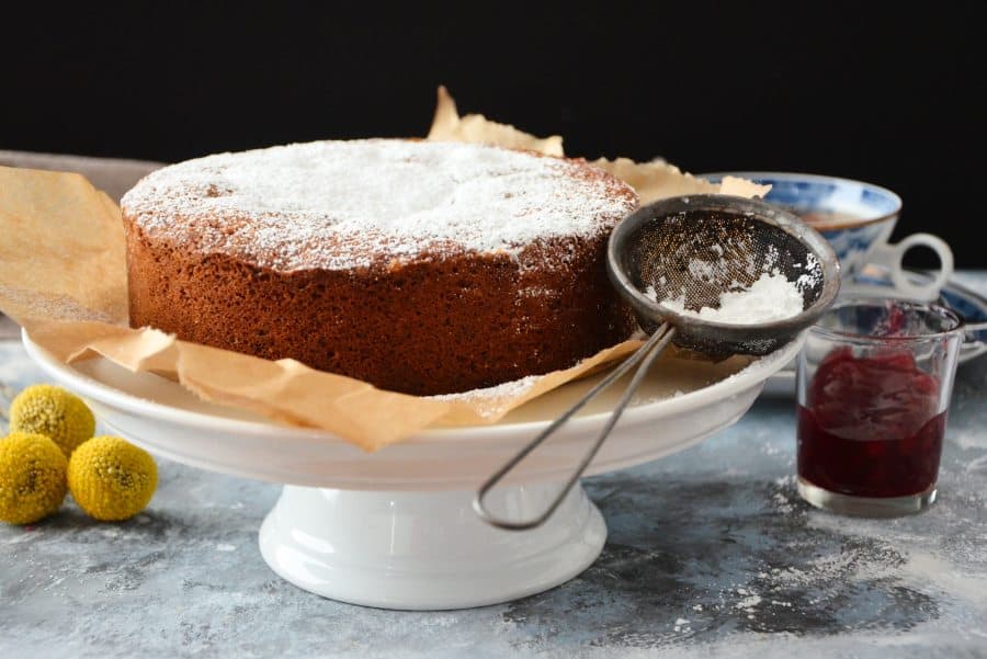 Kleiner Buchweizen-Kuchen mit Puderzucker