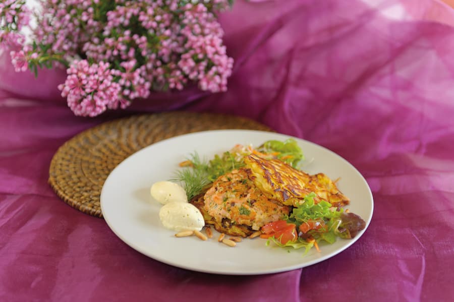 Heide-Burger aus Lachs und Kartoffelrösti