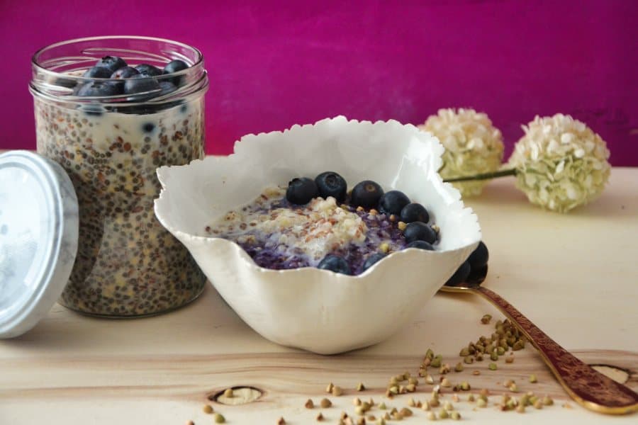 Gesund frühstücken mit Buchweizen-Porridge und Heidelbeeren / Lüneburger Heide