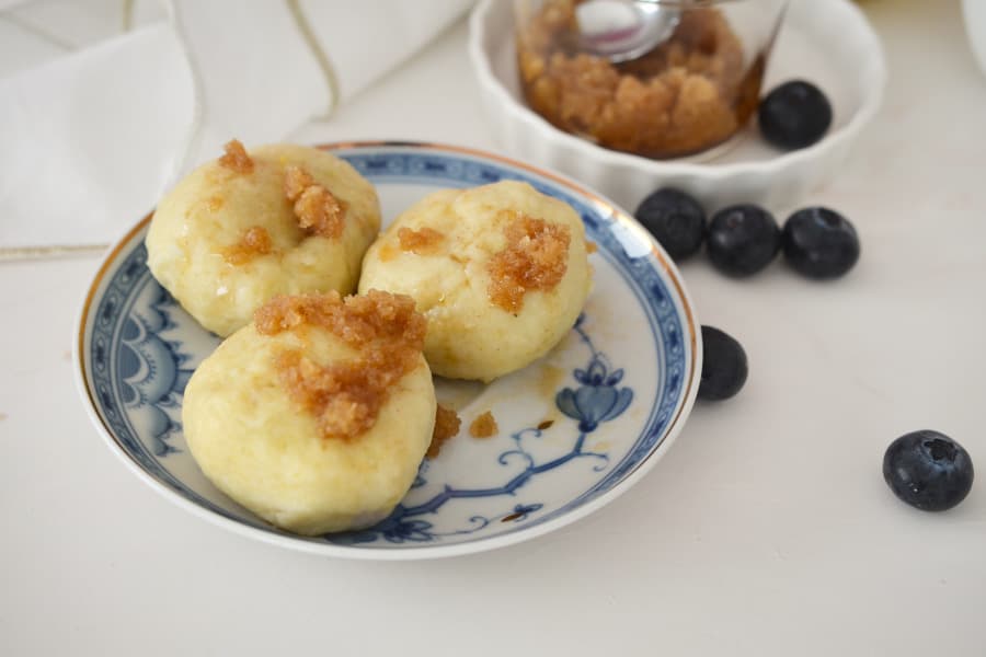 Süße Kartoffelklöße mit Heidelbeerfüllung / Lüneburger Heide