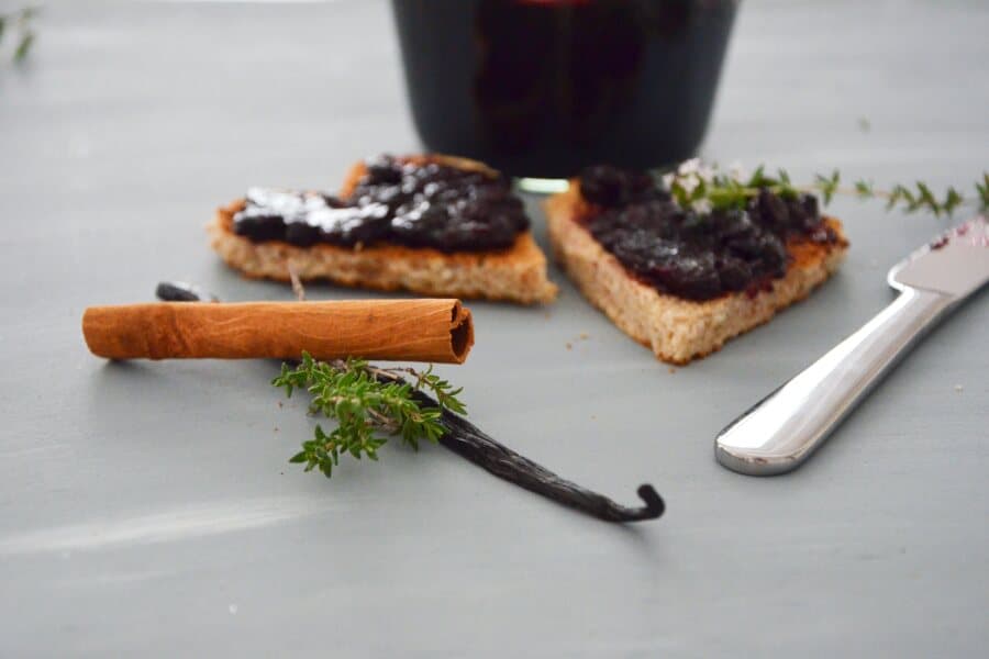 Das Rezept für Heidelbeer-Konfitüre mit Thymian, Zimt oder Vanille / Lüneburger Heide