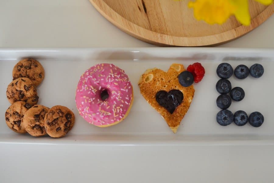 LOVE Buchstaben aus Keksen, Donut, Pancakes und Heidelbeeren / Lüneburger Heide