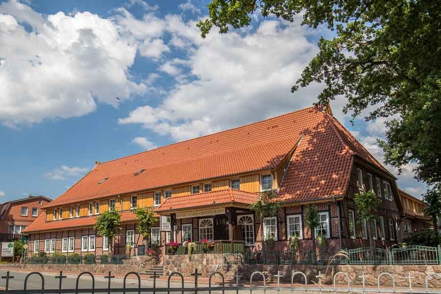 Sicht vom Kirchplatz zum Hotel Acht Linden in Egestorf