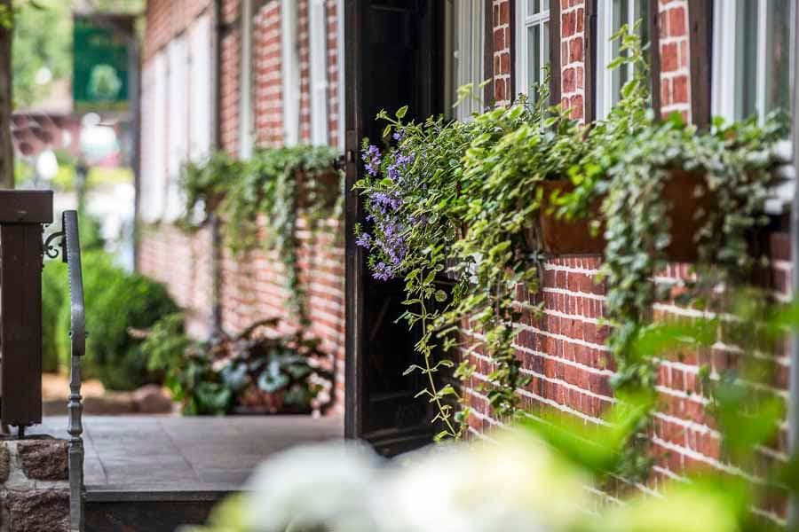 Außenansicht mit Blumendekoration des Hotel Acht Linden in Egestorf
