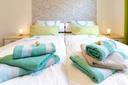 Doppelbett mit Handtüchern
