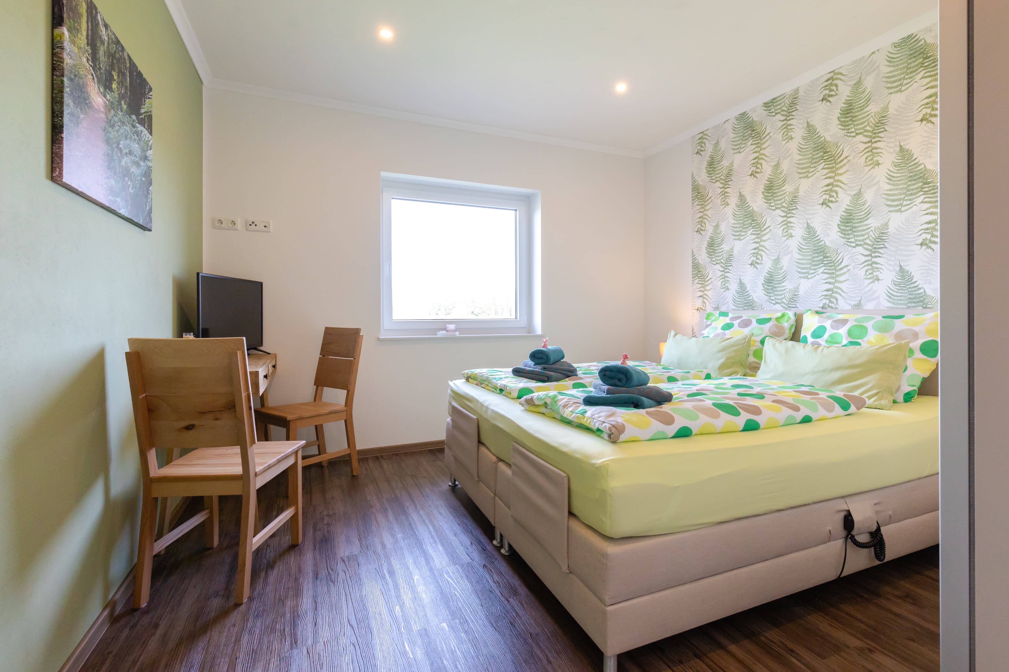 Schlafzimmer mit Boxspringbett im Ferienhaus Südheide in Hermannsburg