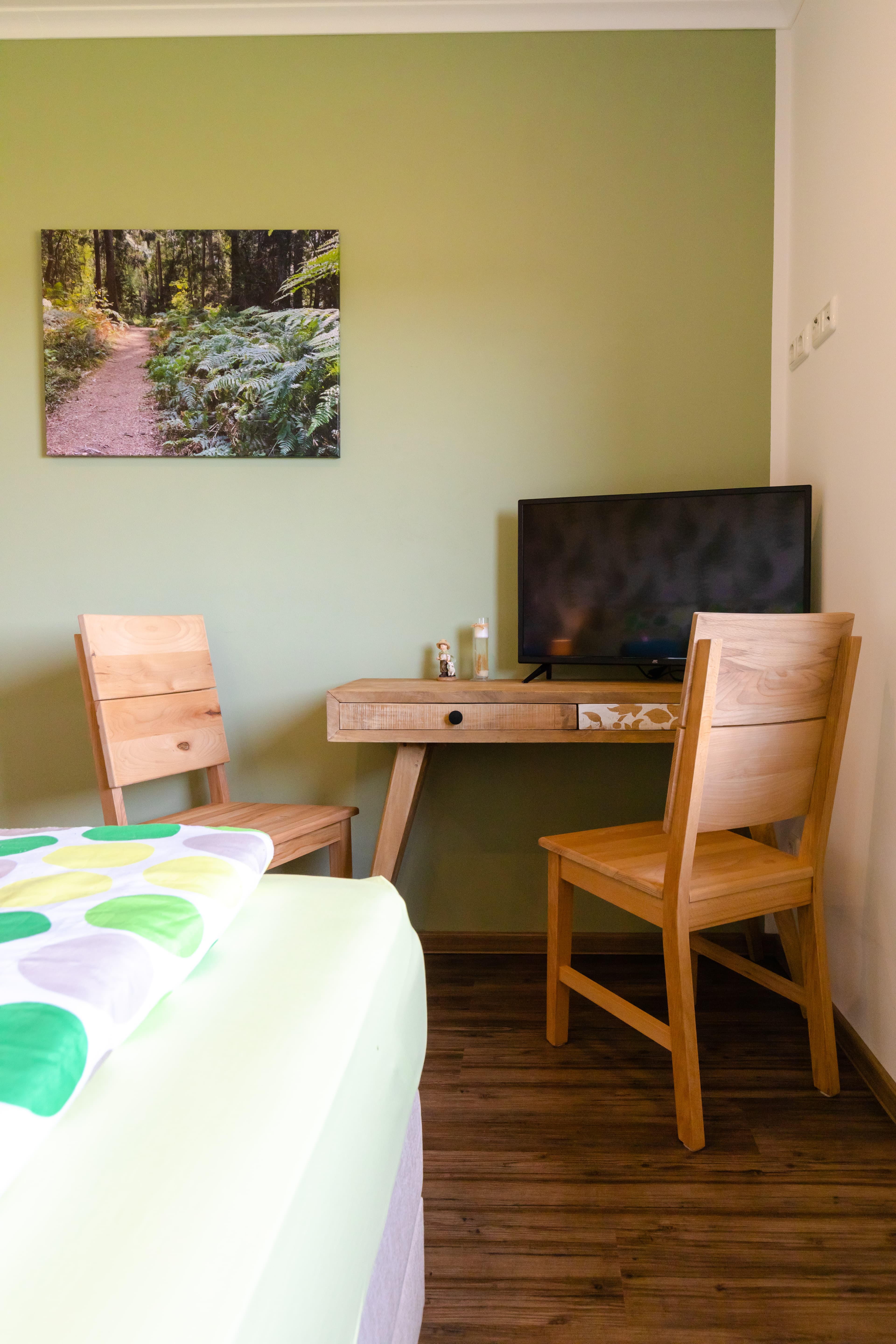 Schreibplatz mit TV im Ferienhaus Südheide in Hermannsburg