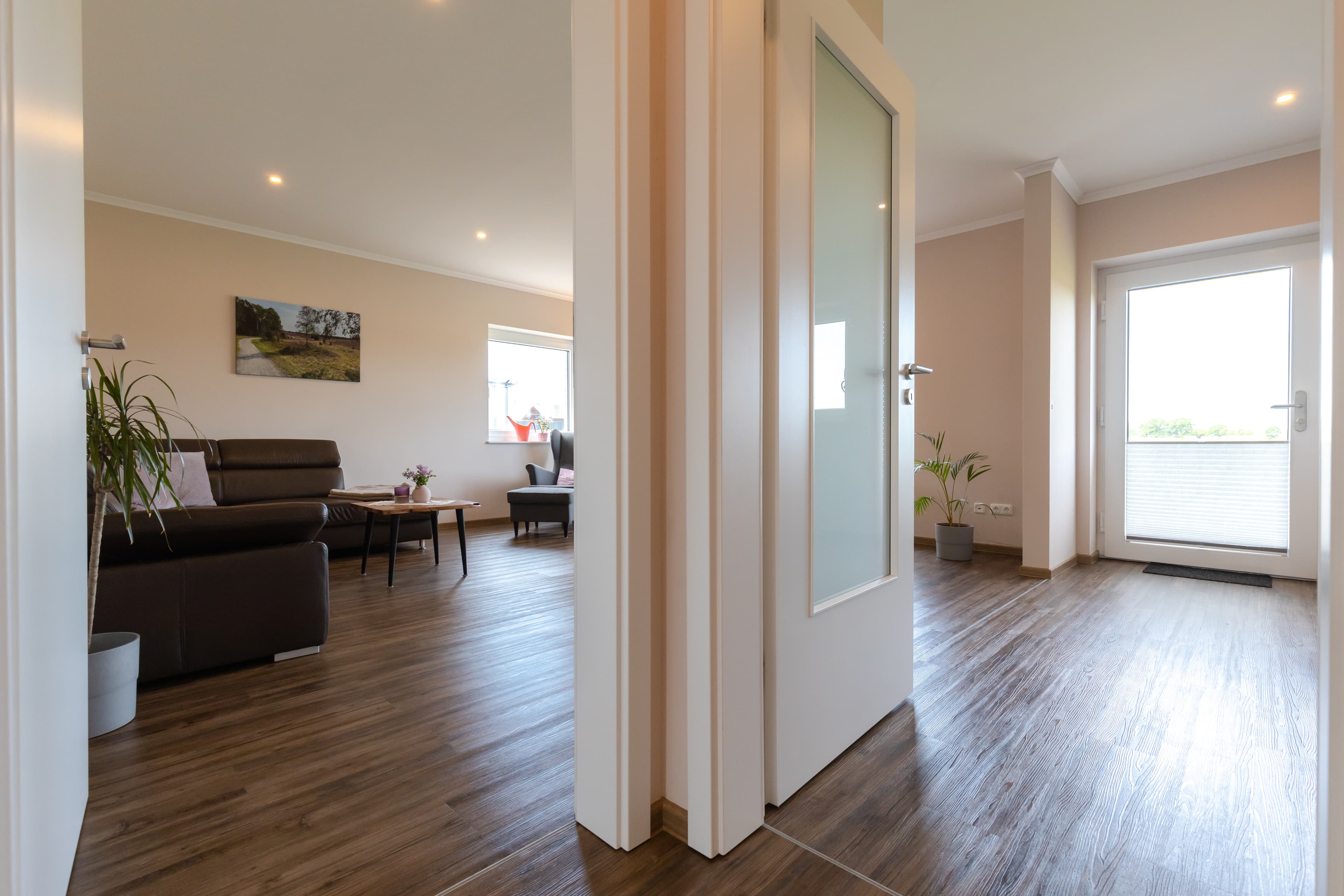 Blick vom Flur in das Wohnzimmer des Ferienhaus Südheide in Hermannsburg
