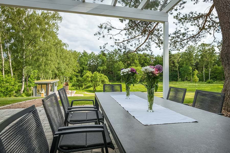 Überdachte Terrasse im Grünen