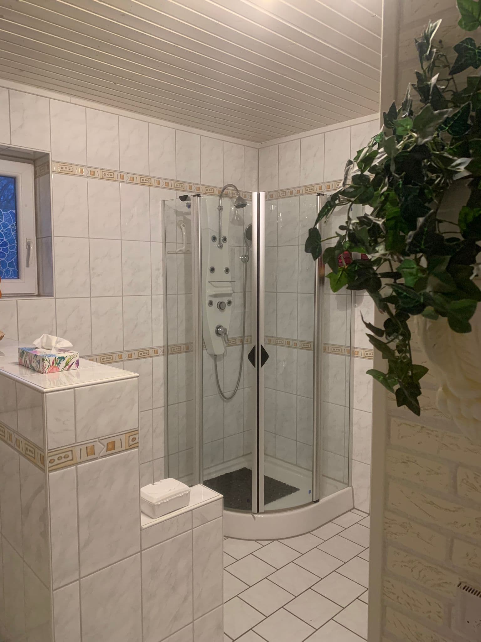 Badezimmer in der Ferienwohnung Zerbe in Adendorf