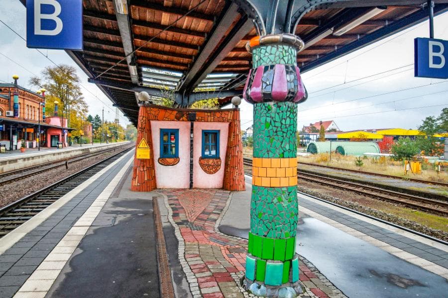 Bahnsteig am Hundertwasser-Bahnhof Uelzen