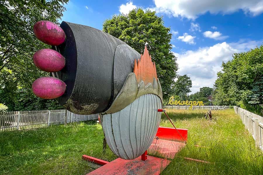 Kunstwerk im Park für unerwünschte Skulpturen