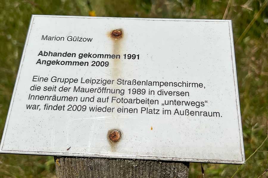 Tafel mit Erläuterungen im Park für unerwünschte Skulpturen