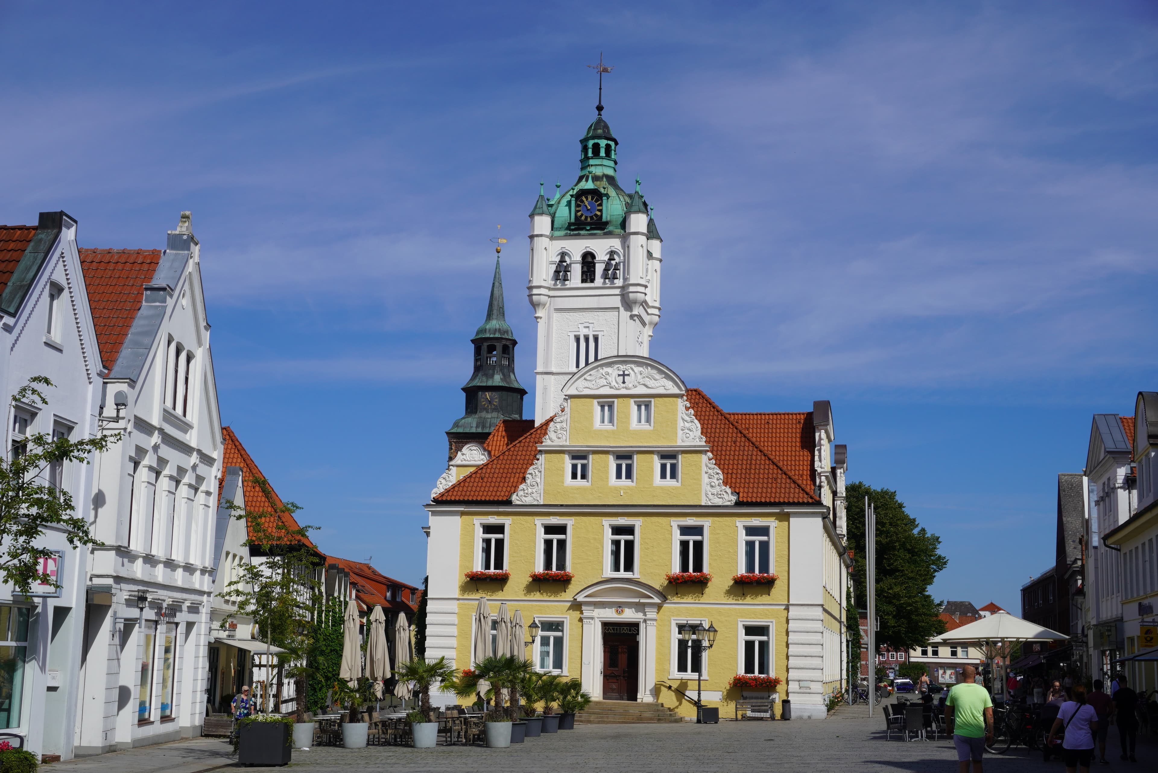 Historisches Rathaus Verden mit gelber Fassade, markantem Uhrenturm und roten Ziegeldächern.