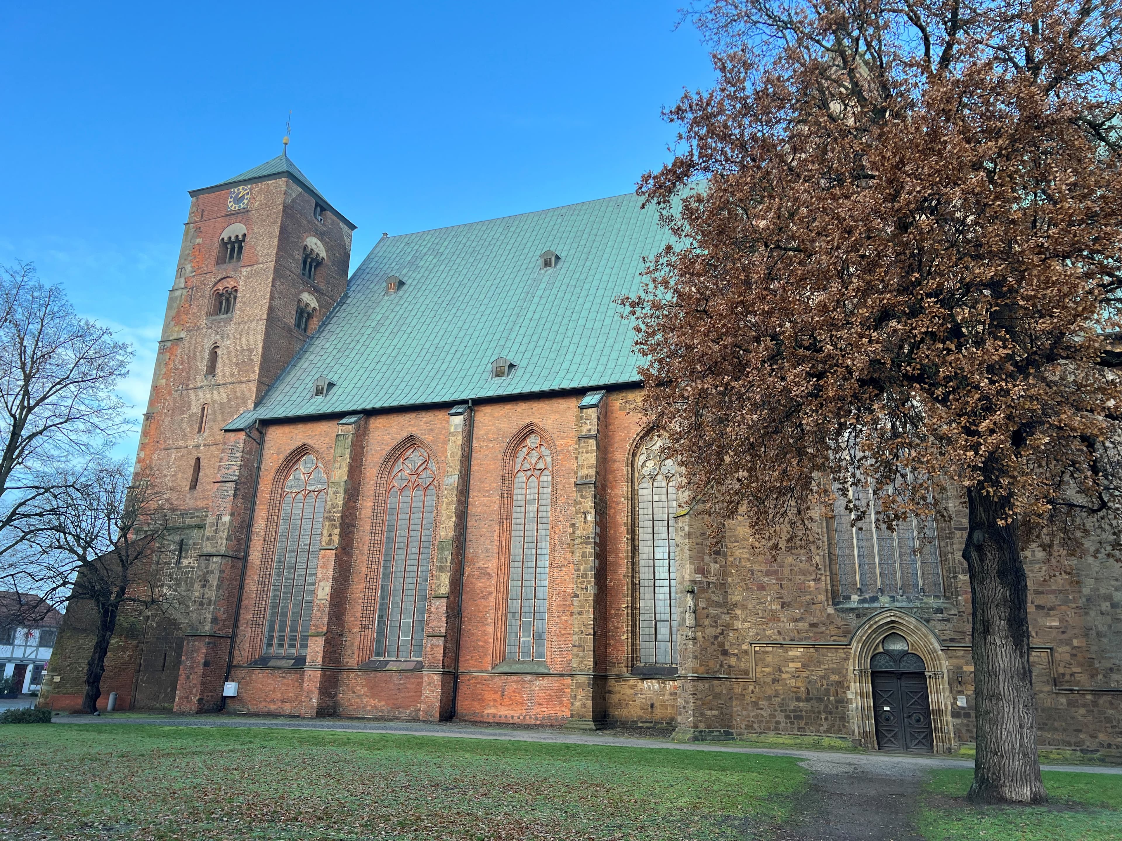 Der Dom in Verden beeindruckt mit seiner gotischen Architektur, hohen Fenstern und dem markanten Turm.