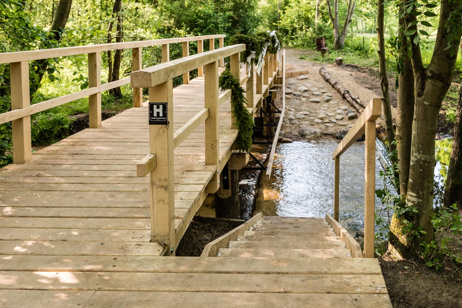 Heidschnuckenweg-Markierung an einer Brücke 