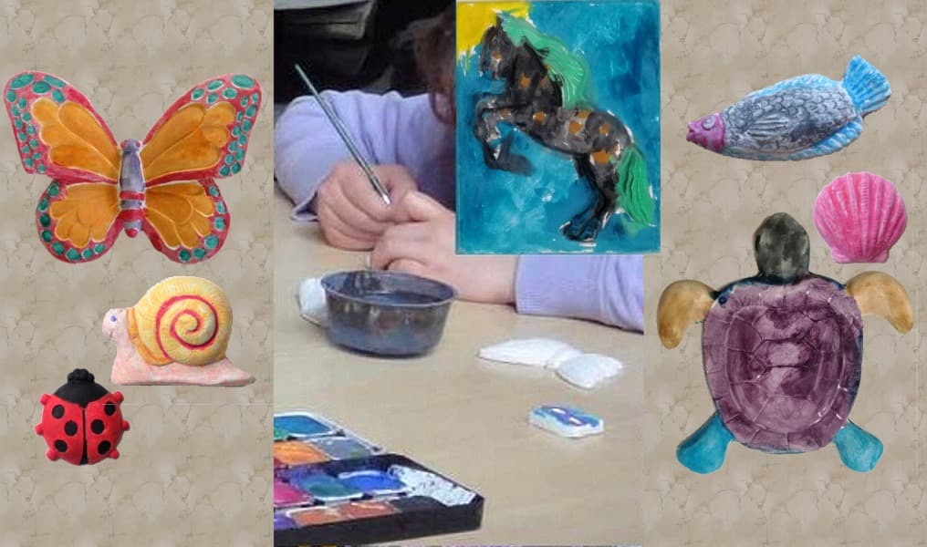 Kind bemalt Gipsfiguren, umrahmt von bunten Tiermotiven wie Schmetterling und Schildkröte.