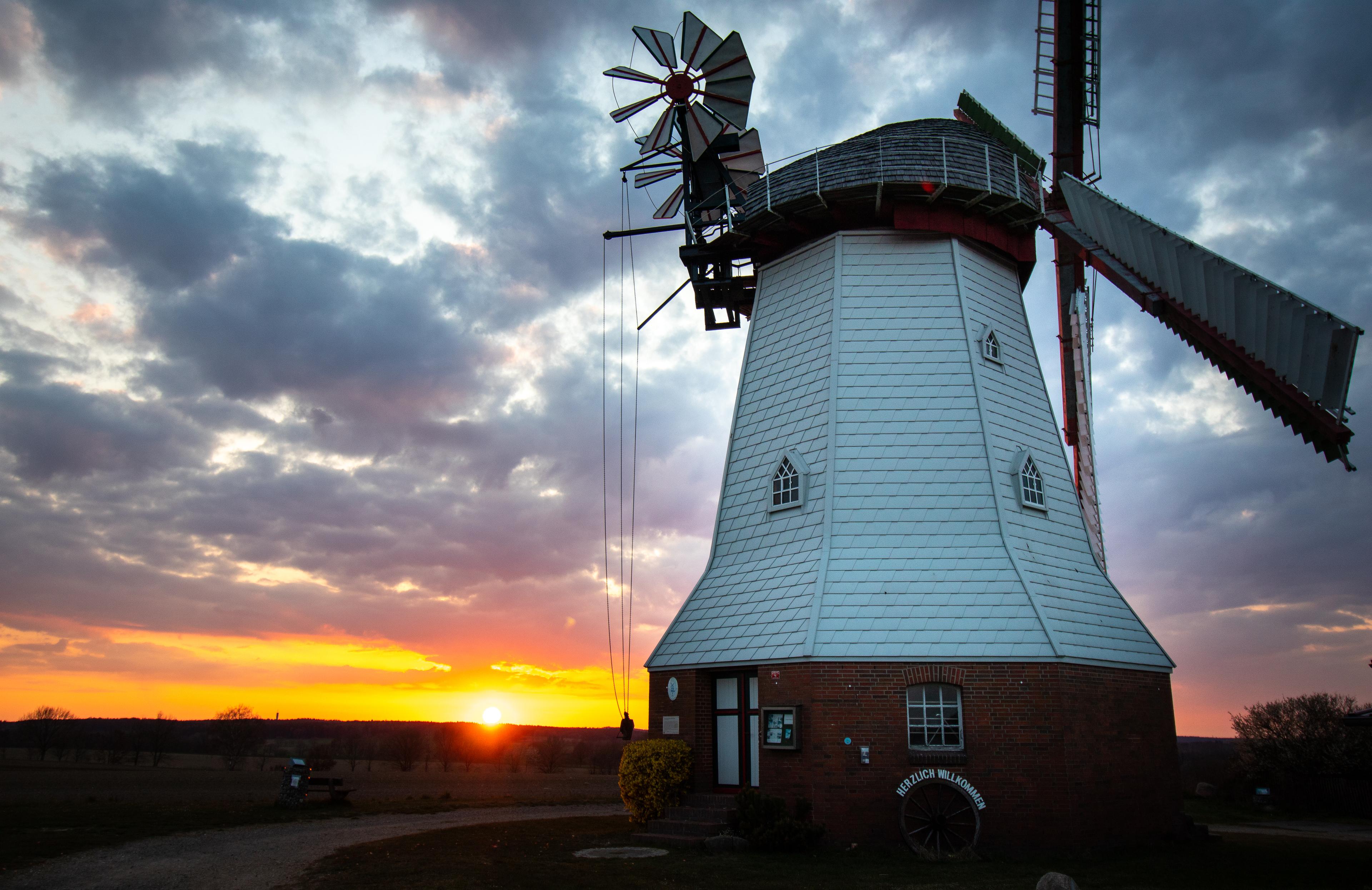 Das Bild zeigt die historische Windmühle bei Eyendorf. 
