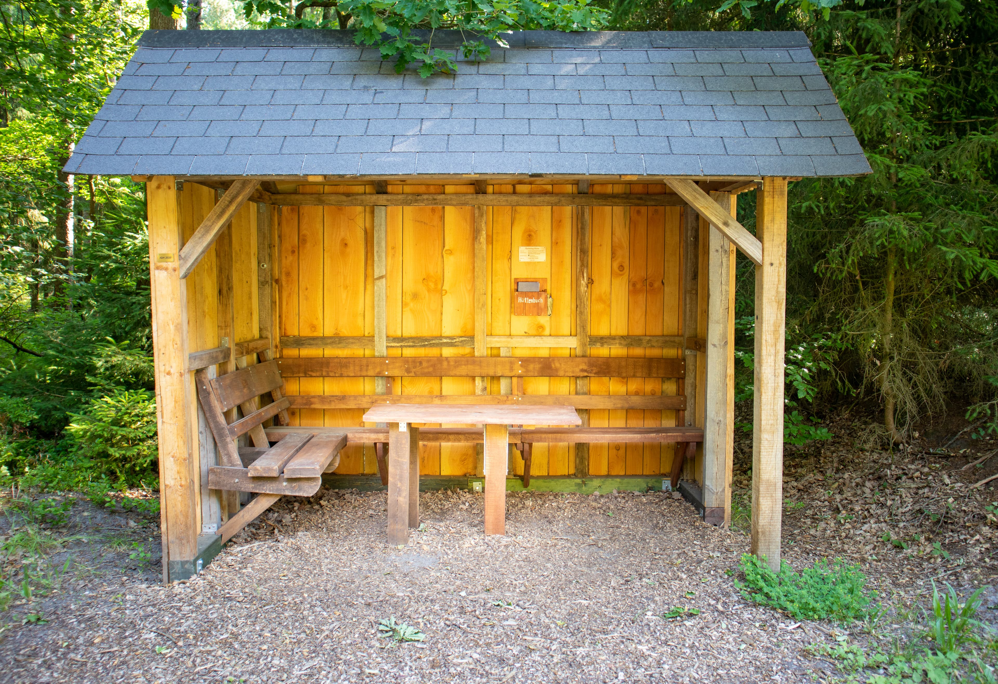 Eine Schützhütte am Kerkstieg lädt zum Verweilen ein.