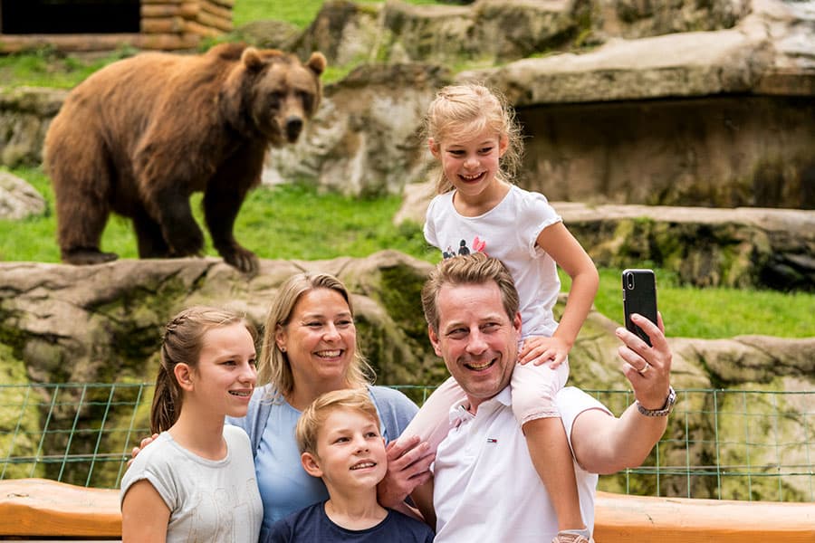 Selfie mit Bär im Wildpark Lüneburger Heide