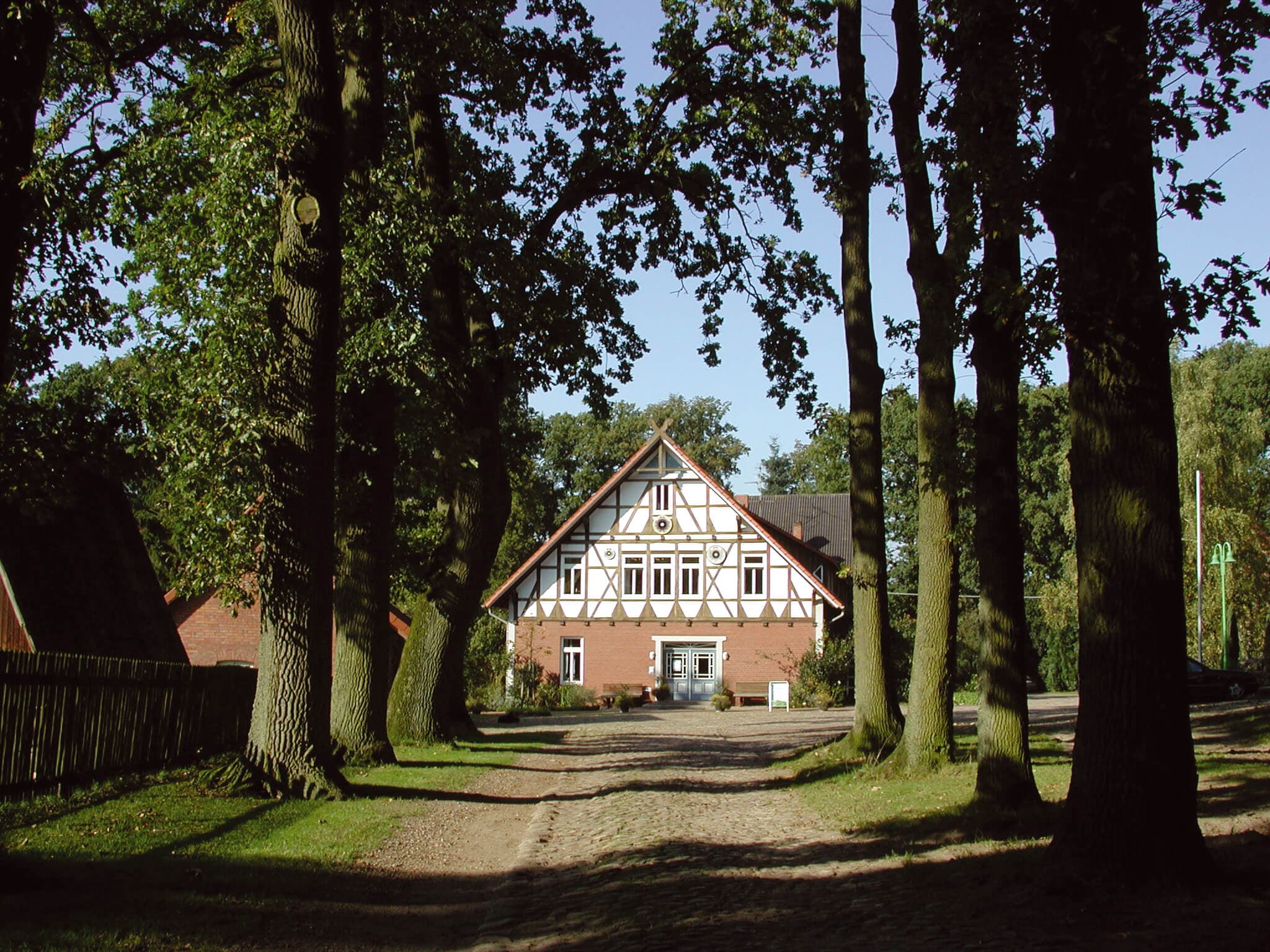 Einfahrt zum historischen Helkenhof, dem Sitz von FloraFarm Ginseng. Niedersachsenhof von 1438.