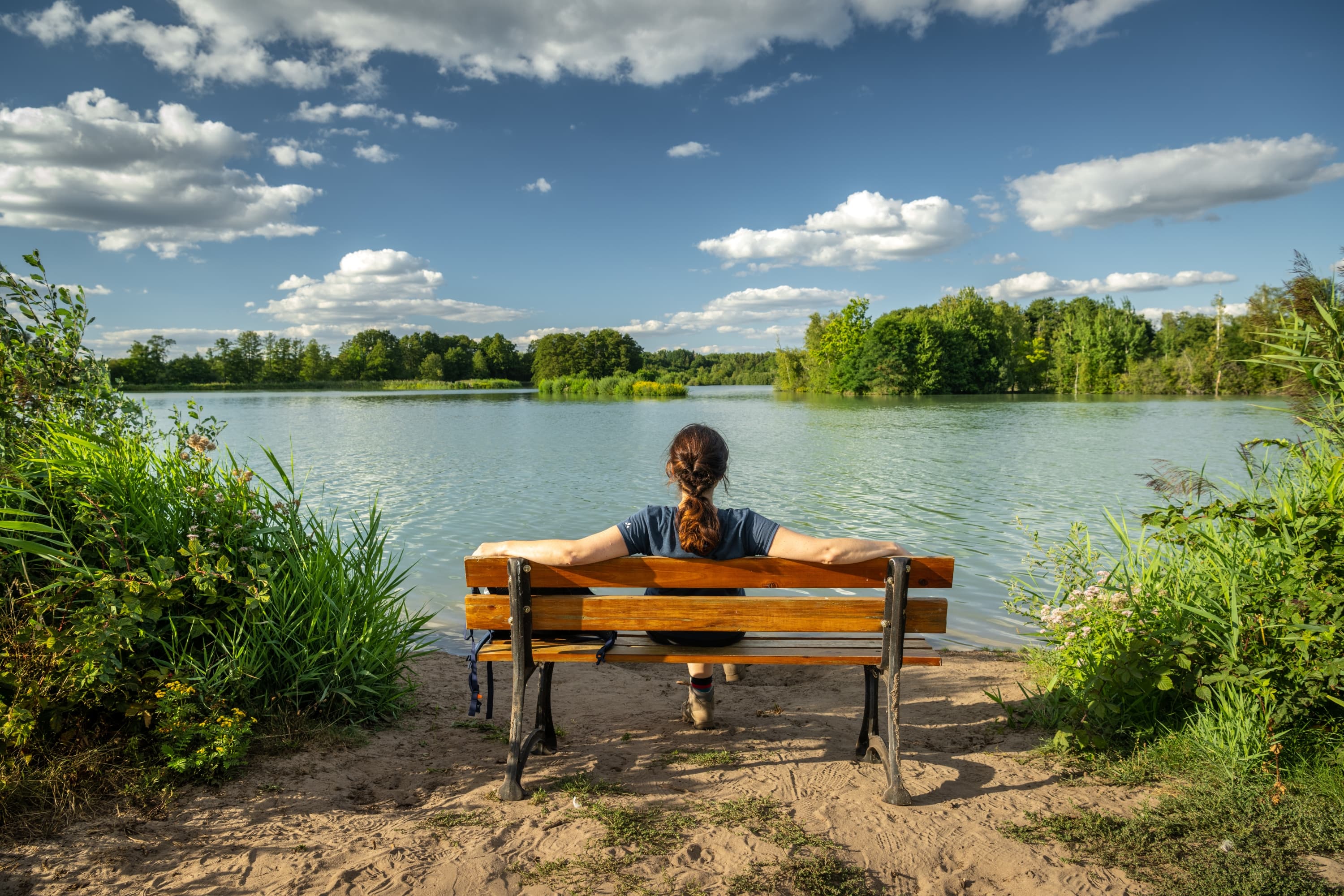 Rast auf einer Bank am See