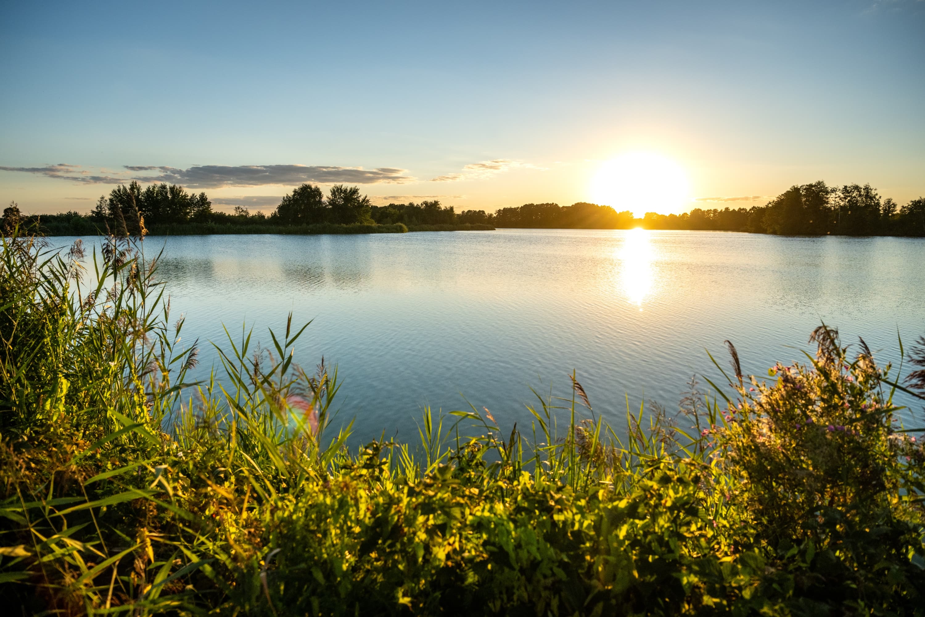 Glattes Wasser beim Sonnenuntergang an den Meissendorfer Seen