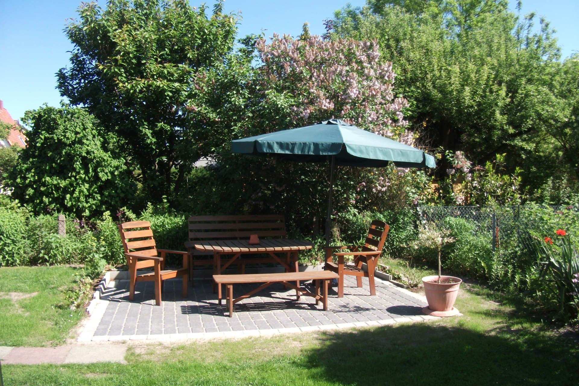 Ferienwohnung am Apfelgarten Lueneburg f2_gartenplatz.jpg