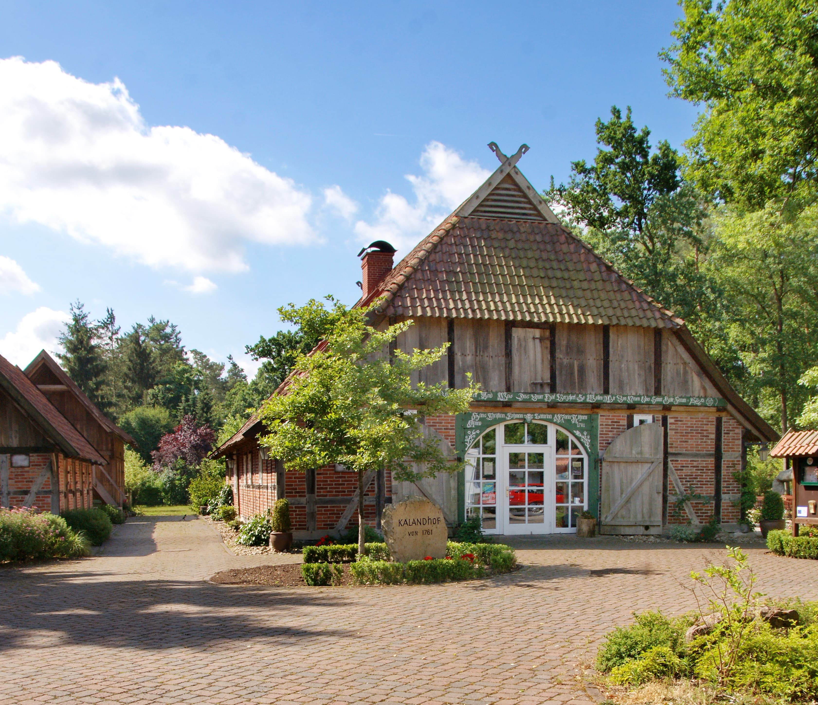 Kalandhof mit Café