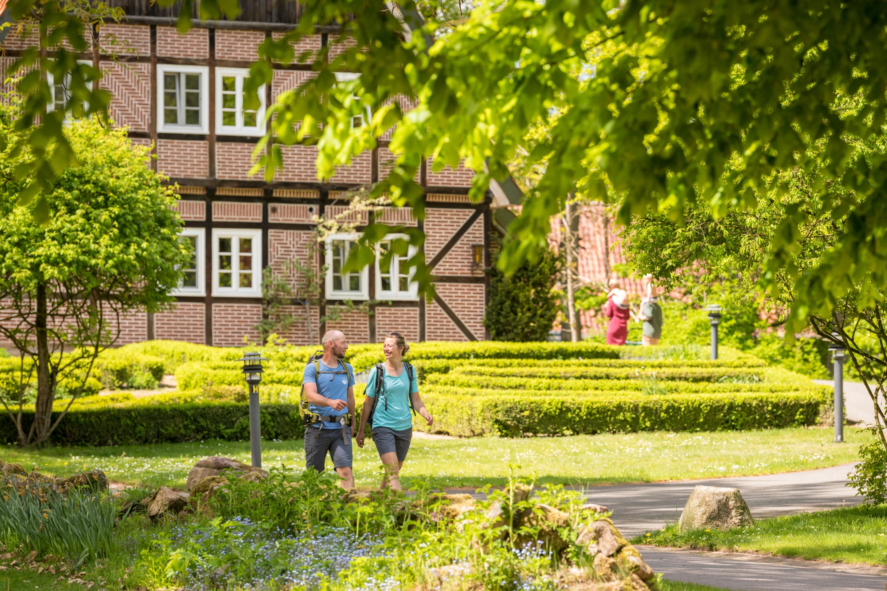 Schneverdingen Tuetsberg Hotel Aussenanlage Wanderer