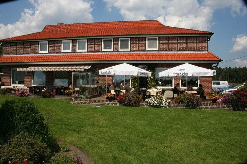 Außenansicht vom Hotel zum Becklinger Holz Bergen
